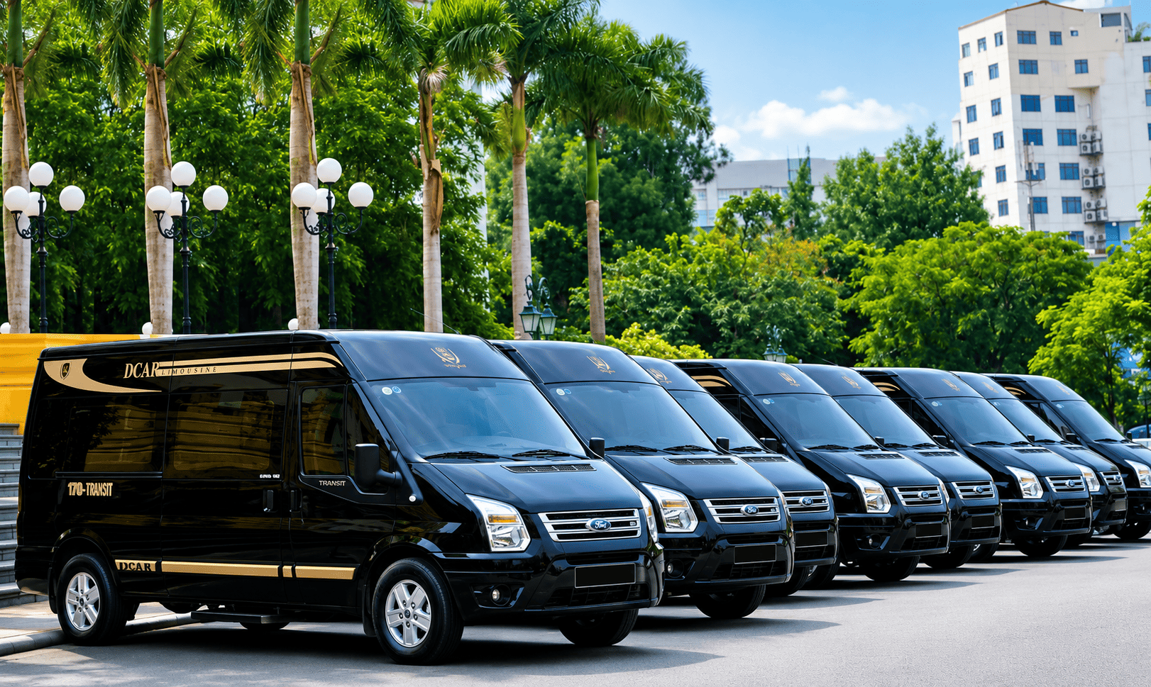Xe limousine 9 chỗ trắng DCAR đời mới