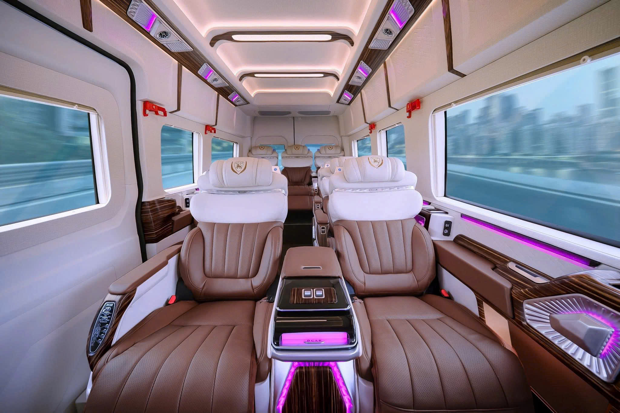 Không gian nội thất rộng rãi xe limousine đang chạy cao tốc Vũng Tàu