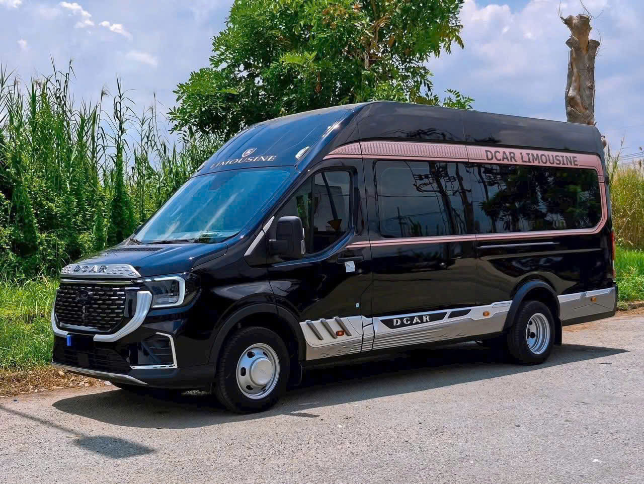 Xe limousine DCAR đen đời mới tuyến Sài Gòn Vũng Tàu