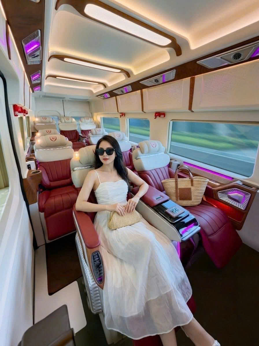 Hành khách thư giãn thoải mái trên xe limousine Sài Gòn Vũng Tàu
