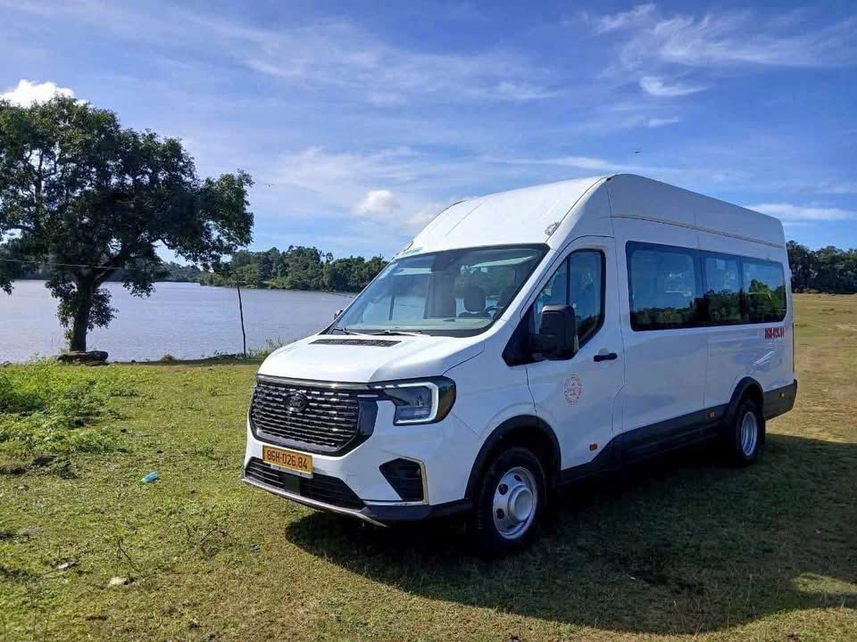 Xe 9 chỗ limousine trắng đời mới đón khách tận nơi